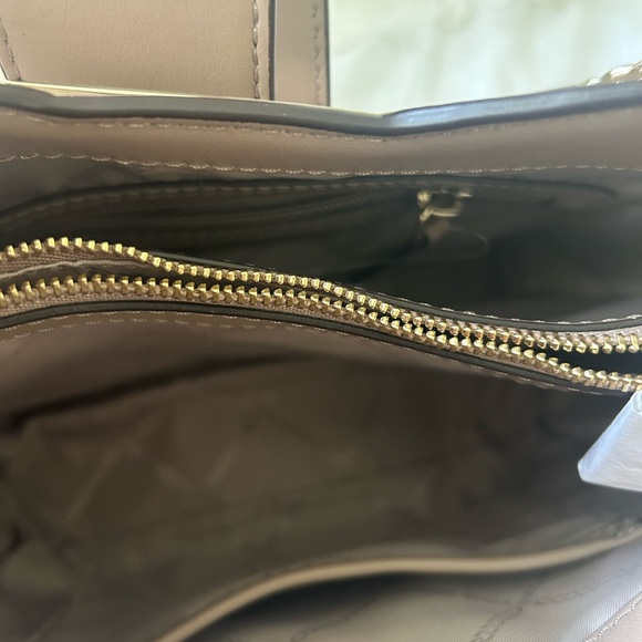 Más que una bolsa es un lindo accesorio para tu atuendo formal a casual. - Picture 10 of 10